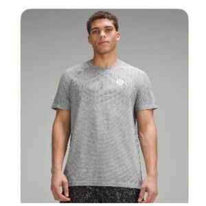 Men’s Lululemon metal vent tech logo short sleeve top
